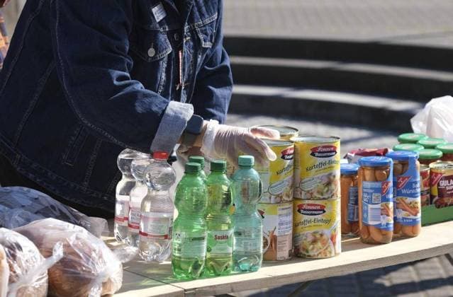 Schüler verteilen vor dem Meidericher Bahnhof in Duisburg Lebensmittelspenden an Bedürftige. *** NUR FÜR REDAKTIONELLE ZWECKE *** EDITORIAL USE ONLY ***<p>Schüler vom Max Planck Gymnasium verteilen am Montag, 06. April 2020 auf dem Platz vor dem Meidericher Bahnhof in Duisburg Lebensmittelspenden an Bedürftige. Die Versorgung von Bedürftigen ist nach der Schließung der Tafel im Zeichen des neuartigen Corona - Virus schwieriger geworden. Duisburg Copyright: STEFANxAREND *** Students distribute before the Meidericher Train station in Duisburg Food donations to People in need *** ONLY FOR EDITORIAL PURPOSE *** EDITORIAL USE ONLY *** P Students from Max Planck Gymnasium distribute on Monday, 06 April 2020 at the Place before the Meide Copyright: STEFANxAREND doc7a0zn0e5bmonm3qj6vu EDITORIAL USE ONLY