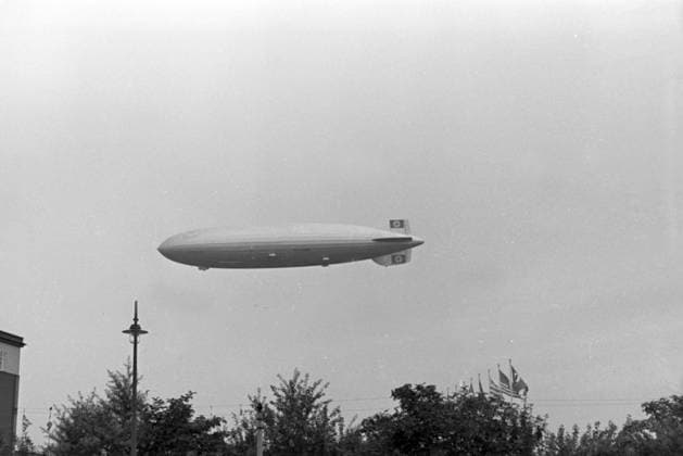 Olympiade Berlin 1936 Zeppelin Hindenburg LZ 129 bei der Olympiafahrt über dem Reichssportfeld in Berlin, Deutschland 1930er Jahre. Zeppeilin Hindenburg LZ 129 at its olympic ride over Reichssportfeld sports ground in Berlin, Germany 1930s., Berlin Deutschland Copyright: xUnitedxArchives M-VerlagxBerlin Brieg MVB_2100027