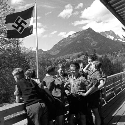 Adolf-Hitler-Jugendherberge Berchtesgaden Jungen auf dem Balkon der Adolf-Hitler-Jugendherberge in Berchtesgaden, Deutschland 1930er Jahre. Boys at the balcony of the Adolf Hiter youth hostel at Berchtesgaden, Germany 1930s., Berchtesgaden Bayern Deutsches Reich Copyright: xUnitedxArchives M-VerlagxBerlin Koch MVB_23000060