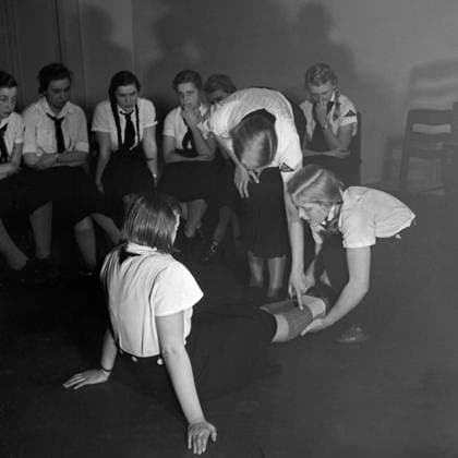 Unfalldienst BdM BdM Mädchen bei einer Erste Hilfe Ausbildung, Deutschland 1930er Jahre. BdM girls at a First Aid training, Germany 1930s., Deutsches Reich Copyright: xUnitedxArchives M-VerlagxBerlin Hansmann MVB_24000048