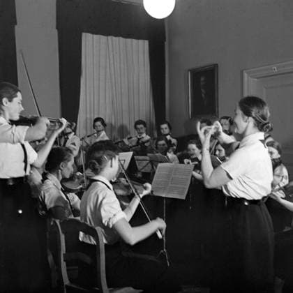 BdM Musik BdM Mädchen spielen Musik in einem Orchester, Deutschland 1930er Jahre. BdM girls playing music in an orchestra, Germany 1930s., Deutsches Reich Copyright: xUnitedxArchives M-VerlagxBerlin Hansmann MVB_24000052