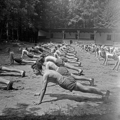 Jungen Landjahr Lager Bevensen Die Jungen vom Landjahr Lager in Bevensen bei Liegestützen, Deutschland 1930er Jahre. The boys of the Hitler youth camp at Bevensen doing some press ups, Germany 1930s., Bevensen Niedersachsen Deutsches Reich Copyright: xUnitedxArchives M-VerlagxBerlin Lämmel MVB_25002393