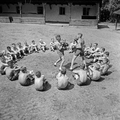 Jungen Landjahr Lager Bevensen Die Jungen vom Landjahr Lager in Bevensen beim Boxsport, Deutschland 1930er Jahre. The boys of the Hitler youth camp at Bevensen doing some sparring, Germany 1930s., Bevensen Niedersachsen Deutsches Reich Copyright: xUnitedxArchives M-VerlagxBerlin Lämmel MVB_25002399