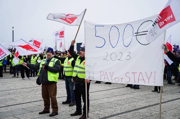 Bilder des Jahres 2023, News 01 Januar News Themen der Woche KW04 News Bilder des Tages Warnstreik am Flughafen BER Berlin-Brandenburg Aktuell, 25.01.2023, Berlin, Streikende der Gewerkschaft Ver.di vor dem Flughafen BER Berlin Brandenburg Willy Brandt auf Grund des Warnstreik der Gewerkschaft Verdi am Flughafen BER Berlin Brandenburg Berlin Berlin Deutschland *** Warning strike at the airport BER Berlin Brandenburg Current, 25 01 2023, Berlin, strikers of the trade union Ver di in front of the airport BER Berlin Brandenburg Willy Brandt due to the warning strike of the trade union Verdi at the airport BER Berlin Brandenburg Berlin Berlin Germany