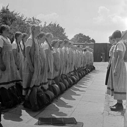 Mädel Landjahr Lager Polle an der Weser Ansprache der Landjahrlagerleiterin an die BdM Mädel in Polle an der Weser, Deutschland 1930er Jahre. The head of the BdM camp at Polle delivering a speech to the BdM girls at Polle, Germany 1930s., Polle an der Weser Niedersachsen Deutsches Reich Copyright: xUnitedxArchives M-VerlagxBerlin Lämmel MVB_25002419