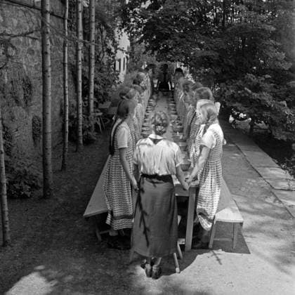 Mädel Landjahr Lager Polle an der Weser Tischgebet vor dem Mittagessen im Landjahr Lager Polle an der Weser, Deutschland 1930er Jahre. Saying grace before lunch at the BdM camp Polle, Germany 1930s., Polle an der Weser Niedersachsen Deutsches Reich Copyright: xUnitedxArchives M-VerlagxBerlin Lämmel MVB_25002428
