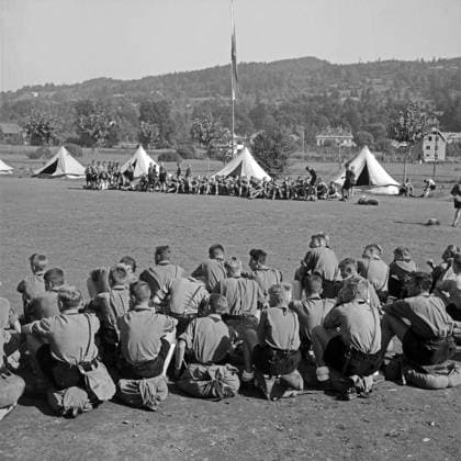 Österreich Hitlerjungen haben Marschbereitschaft hergestellt im Hitlerjugend Lager, Österreich 1930er Jahre. Hitler youths, ready to march off of the Hitler youth camp, Austria 1930s., Österreich Copyright: xUnitedxArchives M-VerlagxBerlin Lämmel MVB_25004958