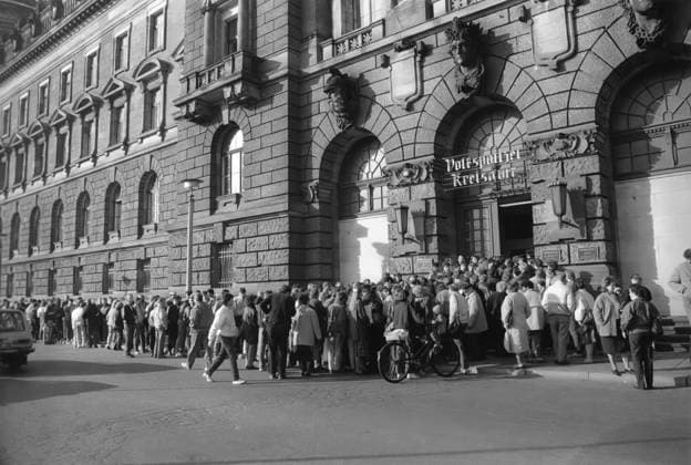 Sachsen, DDR, historisch, Wende, Umbruch, Herbst 89, Mauerfall Fall der Mauer Grenzöffnung: Dresden, Volkspolizei VP Volkspolizeikreisamt, Visastelle (Schießgasse), Andrang, Ansturm, wartende Bürger Warteschlange Anstehen, 10.11.1989. Berichte in Sächsische Zeitung am 11.11.1989: Das Volk kann reisen - was sagt die Volkspolizei dazu? Im Gespräch mit Oberstleutnant Wolfgang Böhlke, Stellvertreter des Leiters des VPKA Dresden Wie haben Sie von der neuen Reiseregelung erfahren? Wir erfuhren es auch durch die Pressekonferenz des Genossen Schabowski in Berlin. Schon unmittelbar danach trafen wir erste Vorbereitungen. Und bereits in der Nacht stellten sich die ersten Bürger am VP ! ACHTUNG Aufnahmedatum laut Beschriftung *** S Copyright: xSZ MarionxGröningx 0000010122295724 ! ACHTUNG Aufnahmedatum laut Beschriftung