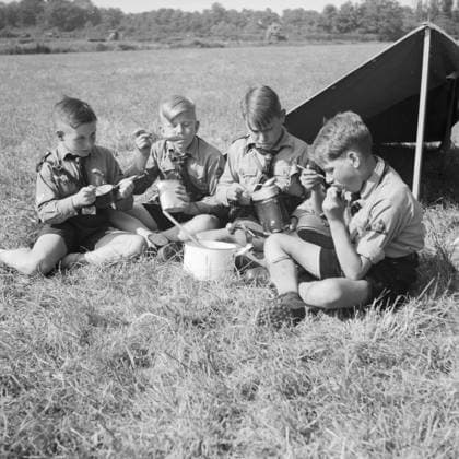 Hitlerjugend Vier Hitlerjungen im Zeltlager beim Essen, Deutschland 1930er Jahre. Four Hitler youths having lunch, Germany 1930s., Copyright: xUnitedxArchives M-VerlagxBerlin Lämmel MVB_25006354