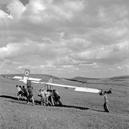 HJ Segelflug Hitlerjungen bei der Ausbildung auf der Reichssegelflugschule Wasserkuppe bei Fulda, Deutschland 1930er Jahre. Hitler youths being trained at the Reichssegelflugschule for gliding flight at Wasserkuppe near Fulda, Germany 1930s., Wasserkuppe Hessen Deutsches Reich Copyright: xUnitedxArchives M-VerlagxBerlin Lämmel MVB_25006542