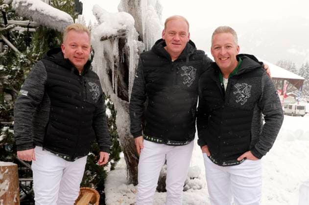 Andreas Doppelhofer, Fritz Kristoferitsch, und Manfred Maier (Die Edlseer) bei der Aufzeichnung der TV-Show Wenn die Musi spielt - Winter Open Air 2023 auf der Bühne bei der Talstation der Kaiserburgbahn. Bad Kleinkirchheim, 21.01.2023