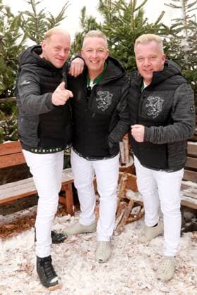Andreas Doppelhofer, Fritz Kristoferitsch, und Manfred Maier (Die Edlseer) bei der Aufzeichnung der TV-Show Wenn die Musi spielt - Winter Open Air 2023 auf der Bühne bei der Talstation der Kaiserburgbahn. Bad Kleinkirchheim, 21.01.2023
