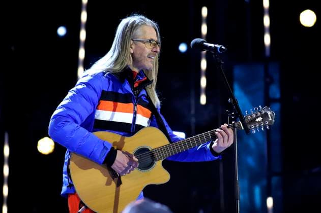 Helmut Brunner (Meilenstein) bei der Aufzeichnung der TV-Show Wenn die Musi spielt - Winter Open Air 2023 auf der Bühne bei der Talstation der Kaiserburgbahn. Bad Kleinkirchheim, 21.01.2023