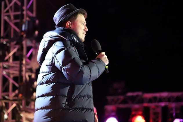 Max Weidner bei der Aufzeichnung der TV-Show Wenn die Musi spielt - Winter Open Air 2023 auf der Bühne bei der Talstation der Kaiserburgbahn. Bad Kleinkirchheim, 21.01.2023