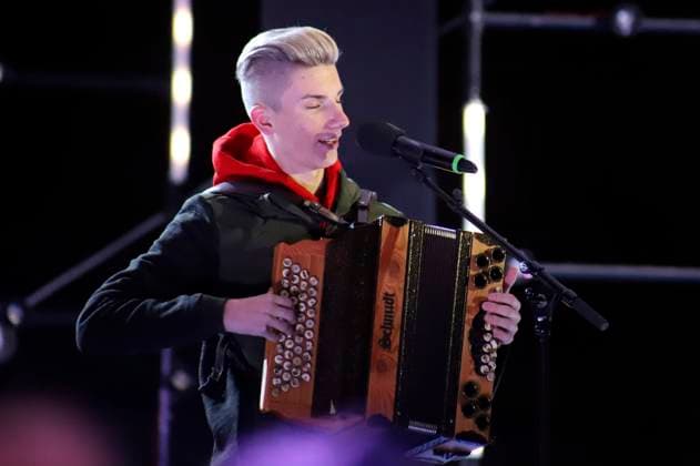 Felix Muhr bei der Aufzeichnung der TV-Show Wenn die Musi spielt - Winter Open Air 2023 auf der Bühne bei der Talstation der Kaiserburgbahn. Bad Kleinkirchheim, 21.01.2023