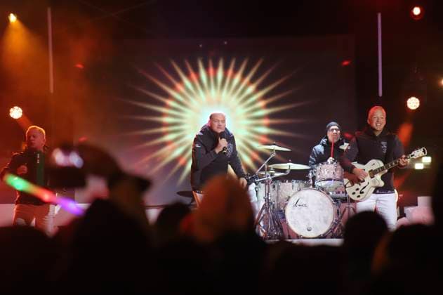 Die Edlseer bei der Aufzeichnung der TV-Show Wenn die Musi spielt - Winter Open Air 2023 auf der Bühne bei der Talstation der Kaiserburgbahn. Bad Kleinkirchheim, 21.01.2023