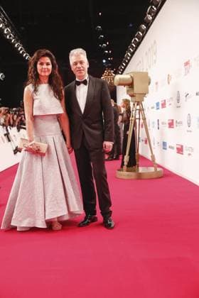 Goldene Kamera 2019 *** NUR FÜR REDAKTIONELLE ZWECKE *** EDITORIAL USE ONLY ***<p>Michael Mittermeier und Ehefrau Gudrun posiert am 30. März 2019 auf dem roten Teppich bei der Verleihung der Goldenen Kamera 2019 auf dem Gelände des ehemaligen Flughafens Tempelhof in Berlin. Deutschland Nordrhein Westfalen Berlin Copyright: RolandxMagunia *** Golden Camera 2019 *** ONLY FOR EDITORIAL PURPOSE *** EDITORIAL USE ONLY *** P Michael Mittermeier and Wife Gudrun poses on 30 March 2019 at the Red Carpet at the award Ceremony the Golden Camera 2019 at the Site of former Airport Tempelhof in Berlin Germany North Rhine Westphalia Berlin Copyright RolandxMagunia Copyright: RolandxMagunia doc74qy76o4ul4jssmt1jhb EDITORIAL USE ONLY