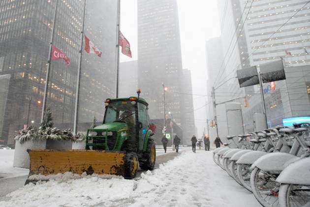 News Themen der Woche KW04 January 25, 2023, Toronto, ON, Canada: A worker ploughs a sidewalk in Toronto s financial district as a winter storm starts to hit the city Wednesday, Jan. 25, 2023. Toronto Canada  - ZUMAc35_ 20230125_zaf_c35_081 Copyright: xGraemexRoyx