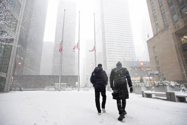 January 25, 2023, Toronto, ON, Canada: Pedestrians make their way through Toronto s downtown core as a winter storm starts to hit the city Wednesday, Jan. 25, 2023. Toronto Canada  - ZUMAc35_ 20230125_zaf_c35_078 Copyright: xGraemexRoyx