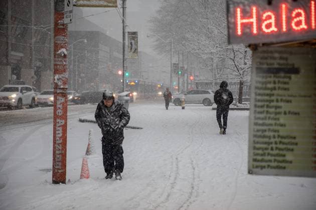 Heavy Snow Hits Toronto Heavy snow affects daily life and travel in Toronto, Canada on January 25, 2023. The city is under a snowfall warning as total snowfall accumulations 15 to 20 cm. Pearson International Airport says more than 25 per cent of its departures and arrivals have been cancelled. Toronto Canada  Copyright: xArifxBalkanx originalFilename: balkan-notitle230125_np4X8.jpg