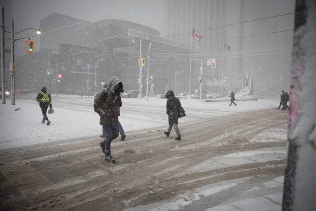 Heavy Snow Hits Toronto Heavy snow affects daily life and travel in Toronto, Canada on January 25, 2023. The city is under a snowfall warning as total snowfall accumulations 15 to 20 cm. Pearson International Airport says more than 25 per cent of its departures and arrivals have been cancelled. Toronto Canada  Copyright: xArifxBalkanx originalFilename: balkan-notitle230125_np8M6.jpg