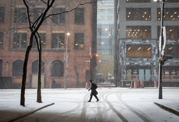 Heavy Snow Hits Toronto Heavy snow affects daily life and travel in Toronto, Canada on January 25, 2023. The city is under a snowfall warning as total snowfall accumulations 15 to 20 cm. Pearson International Airport says more than 25 per cent of its departures and arrivals have been cancelled. Toronto Canada  Copyright: xArifxBalkanx originalFilename: balkan-notitle230125_npGDe.jpg