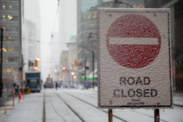 News Bilder des Tages Heavy Snow Hits Toronto Heavy snow affects daily life and travel in Toronto, Canada on January 25, 2023. The city is under a snowfall warning as total snowfall accumulations 15 to 20 cm. Pearson International Airport says more than 25 per cent of its departures and arrivals have been cancelled. Toronto Canada  Copyright: xArifxBalkanx originalFilename: balkan-notitle230125_npcNn.jpg