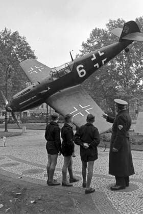 Wehrmachtsausstellung 1940 Hitlerjungen an einer Messerschmidt ME 109 auf der Wehrmachtsausstellung, Deutschland 1940er Jahre. Hitler youths at a Messerschmidt ME 109 military plane at a Wehrmacht exhibition, Germany 1940s., Copyright: xUnitedxArchives M-VerlagxBerlin A.xSchulze MVB_31005057