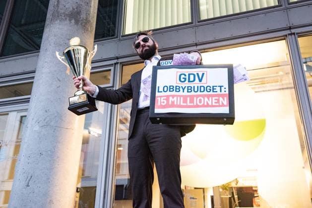 News Themen der Woche KW04 News Bilder des Tages Finanzwende zeichnet GDV alt Top-Lobbyist aus Die Bürgerbewegung Finanzwende zeichnete am 26.1.2023 in Berlin den Gesamtverband der Deutschen Versicherungswirtschaft ( GDV ) symbolisch als Deutschlands Top-Lobbyisten aus. Die GDV hat ein jährliches Lobbybudget von rund 15 Millionen Euro allein für Bundestag und Bundesministerien. -- On January 26, 2023 the citizen s movement Finanzwende awarded the general association of the German insurance industry ( GDV ) symbolically as Germany s top lobbyist in Berlin, Germany. GDV has an annual lobbying budget of around 15 million euros for the Bundestag and federal ministries alone. Berlin Berlin Deutschland Copyright: xKubax