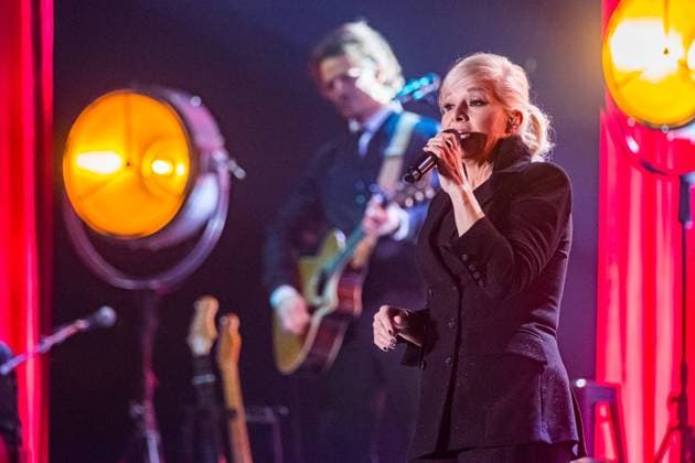 Entertainment Themen der Woche KW04 Entertainment Bilder des Tages 2023.01.26 Stadthalle Zwickau - Ina Müller & Band zu Gast in der ausverkauften Stadthalle Zwickau - Ina Müller: Sie moderiert, singt und lebt nach ihren eigenen Gesetzen. Unbeirrbar, klug, frech und bei Bedarf auch jedem Trend zum Trotz. Konventionen zu widerstehen, unbequem und einmalig zu sein und trotzdem das große Publikum zu erreichen, ist ein Teil des kleinen öIna-Wunders™. 55 heißt das neue Album von Ina Müller und ist damit ihr drittes mit einer Zahl im Titel. Das Wort öZahl™ und nicht öAlter™ ist bewusst gewählt, denn es fällt leicht, sich noch eine ganz andere Bedeutung dieses Titels zu erschließen. 55 könnte genauso gut eine recht präzise Angabe darüber sein, wie viele Herzen in ihrer Brust schl