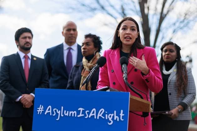 Berühmte Feministinnen, Alexandria Ocasio-Cortez Capitol Press Conference On Border Policies U.S. Representative Alexandria Ocasio-Cortez (D-NY) speaks about border policies outside of the U.S. Capitol in Washington, D.C. on January 26, 2023. Washington, D.C. United States  Copyright: xBryanxOlinxDozierx originalFilename: dozier-capitolp230126_npxYn.jpg