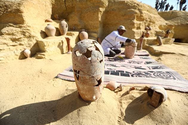 Bilder des Jahres 2023, News 01 Januar News Themen der Woche KW04 News Bilder des Tages (230126) -- SAQQARA, Jan. 26, 2023 -- Photo taken on Jan. 26, 2023 shows a restored pottery at the archaeological excavation site of ancient tombs in Saqqara necropolis, south of Cairo, Egypt. Egypt s renowned archeologist Zahi Hawass on Thursday announced the discovery of important tombs hosting a 4300-year-old mummy in Saqqara necropolis near the Pyramids of Giza. ) EGYPT-SAQQARA-ARCHAEOLOGY-ANCIENT TOMBS AhmedxGomaa 