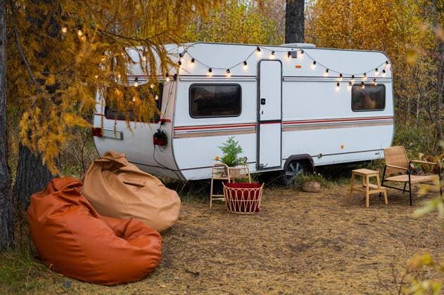 IMAGO Creative: Herbst, Gemütliches Zuhause RECORD DATE NOT STATED Camper or mobile home in the countryside. Cozy wicker furniture by the van in the autumn forest , 40224442.jpg, van, autumn, camper, campsite, cozy, adventure, atmosphere, caravan, ecology, car, exploring, fall, footpath, forest, home, motor, leisure, journey, idyllic, nature, outdoors, holiday, transportation, trip, trailer, vehicle, vacation, travel, road, campground, motorhome, recreation, truck, chairs, chill, comfortable, freedom, furniture, hike, lifestyle, interior, modern, relax, rest, road trip, season, wheel, countryside, picnic, leaves