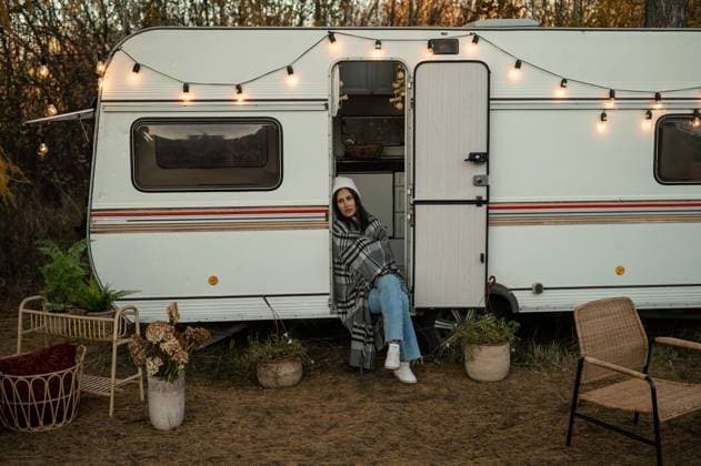 IMAGO Creative: Herbst, Touren mit dem Camper RECORD DATE NOT STATED Caucasian woman sits in a van on a warm autumn day. Travel in a camper, model released, , 40227396.jpg, woman, camper, wagon, autumn, travel, fall, caucasian, cosy, girl, enjoy, joyful, trailer, wheel, motorhome, portrait, home, rest, adventure, house, truck, mobile, sweet, holiday, journey, inside, caravan, bus, automobile, destination, transport, trip, vehicle, together, recreation, parking, road, vacation, van, driver, rental, nature, landscape, cold, winter, weather, outdoors, forest, happiness, outside, relax
