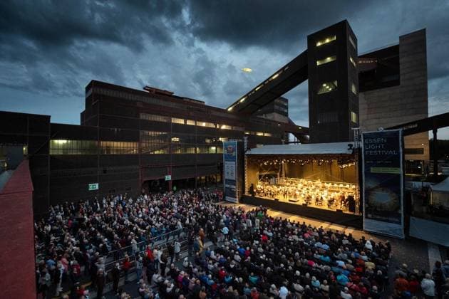 Essen Original : Die Essener Philharmoniker geben ein großes Konzert auf dem Gleisboulevard der Welterbe Zeche Zollverein *** NUR FÜR REDAKTIONELLE ZWECKE *** EDITORIAL USE ONLY ***<p>Essen Original : Die Essener Philharmoniker geben am Freitag, 31. August 2018 ein großes Konzert unter dem Dirigent Friedrich Haider auf dem Gleisboulevard der Welterbe Zeche Zollverein , das Freiluftkonzert der Essener Philharmoniker ist traditionell der Höhepunkt bei Essen Original . Im Rahmen des NRW - Tages findet das Stadtfest teilweise auf dem Welterbe Zollverein statt , Copyright: STEFANxAREND *** Food Original the Essen Philharmonic Orchestra give a Big Concert at the track boulevard the World heritage Colliery Zollverein *** ONLY FOR EDITOR Copyright: STEFANxAREND doc71p53sqdwkiftbb2ygn EDITORIAL USE ONLY
