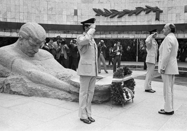 Baku, Azerbaijan SSR, USSR. President of the United Mexican States Jose Lopez Portillo (R) lays a wreath at the Memorial of 26 Baku commissars. Oleg Litvin, Eduard Pesov TASS  15713471