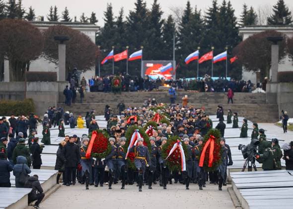 News Themen der Woche KW04 News Bilder des Tages RUSSIA, ST PETERSBURG - JANUARY 27, 2023: Servicemen of the Honor Guard take part in a ceremony to lay flowers at the Motherland monument at Piskarevskoye Memorial Cemetery, to mark the 79th anniversary of the lifting of the WWII Siege of Leningrad. Peter Kovalev TASS  57050037