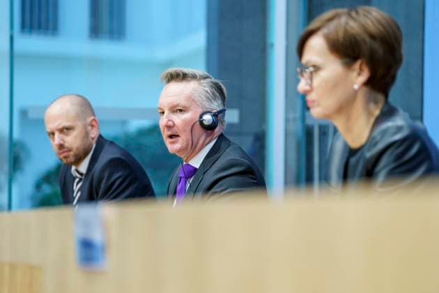 News Themen der Woche KW04 News Bilder des Tages Bundespressekonferenz in Berlin - Vorstellung deutsch-australisches Wasserstoff-Projekte im Wettbewerb HyGate deutsch-australischer Wasserstoff-Innovations- und Technologie-Inkubator - Christian Bruch, Vorstandsvorsitzender CEO Siemens Energy AG, Chris Bowen, australischer Minister für Klimawandel und Energie - Minister for Climate Change and Energy, Bettina Stark-Watzinger, Bundesministerin für Bildung und Forschung (von links);Bundespressekonferenz in Berlin - Vorstellung deutsch-australisches Wasserstoff-Projekte im Wettbewerb HyGate deutsch-australischer Wasserstoff-Innovations- und Technologie-Inkubator - Christian Bruch, Vorstandsvorsitzender CEO Siemens Energy AG, Chris Bo, Berlin Berlin Deutschland Haus der Bundespressekonferenz *