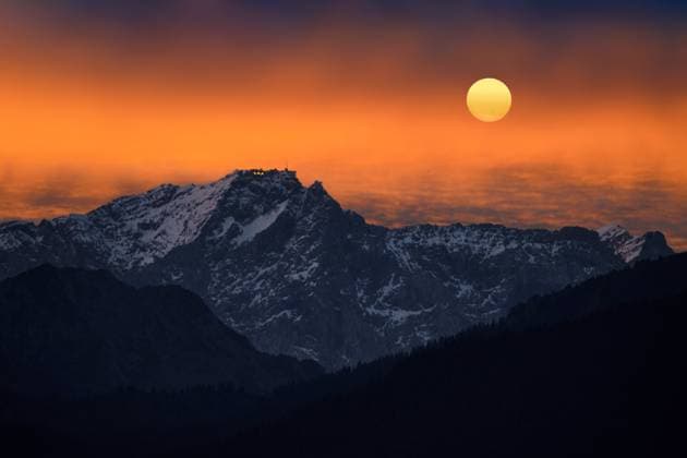 Creative Highlights World Sonnenuntergang hinter der Zugspitze, Deutschland, Bayern, Zugspitz Region sunset behind the Zugspitze, Germany, Bavaria, Zugspitz Region BLWS678600 *** Sunset behind the Zugspitze, Germany, Bavaria, Zugspitz Region Sunset behind The Zugspitze, Germany, Bavaria, Zugspitz Region BLWS678600 Copyright: xblickwinkel S.xDerderx