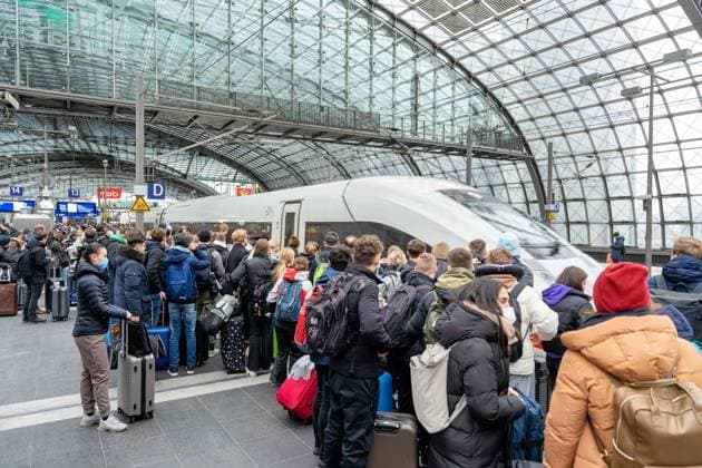 News Themen der Woche KW04 News Bilder des Tages 27.01.2023,Berlin,Deutschland,Hauptbahnhof,großer Andrang. Start der Winterferien.ICE 371 nach Interlaken Ost (Schweiz) *** 27 01 2023,Berlin,Germany,main station,big rush start of winter vacations ICE 371 to Interlaken East Switzerland