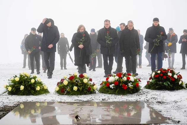 Bilder des Jahres 2023, News 01 Januar News Themen der Woche KW04 News Bilder des Tages 27. JANUAR 2023 - GEDENKEN AN DIE OPFER DES NATIONALSOZIALISMUS IN DER GEDENKSTÄTTE BUCHENWALD 27 01 2023 - Buchenwald: Gedenken an die Opfer des Nationalsozialismus am 27. Januar 2023 in der Gedenkstätte Buchenwald. Dorothea Marx (SPD), Ministerpräsident Bodo Ramelow (DIE LINKE), der Thüringer Minister für Inneres und Kommunales Georg Maier (SPD) und Weimars Oberbürgermeister Peter Kleine. _________________ *** 27 JANUARY 2023 REMEMBRANCE OF THE VICTIMS OF NATIONAL SOCIALISM AT THE BUCHENWALD MEMORIAL STATION 27 01 2023 Buchenwald Remembrance of the victims of National Socialism on 27 January 2023 at the Buchenwald Memorial Dorothea Marx SPD , Prime Minister Bodo Ramelow DIE LINKE , the Thuringian Minister of the Interior and Local Gov
