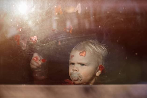Toddler decorating window for Valentine s Day McClure, Illinois, United States CR_WEKW230124C-1113896-01 ,model released, Symbolfoto