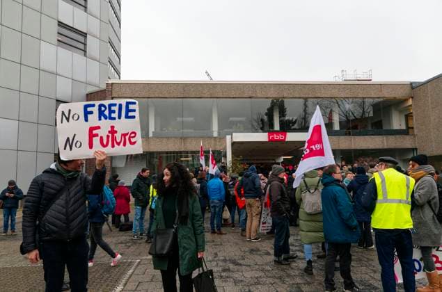 Ganztägiger Warnstreik beim rbb 2023-01-27, Deutschland, Berlin - Ganztätiger Warnstreik beim krisengeschüttelten Rundfunk Berlin-Brandenburg rbb: Wegen ihrer Auffassung nach völlig unzureichender Honorar- und Gehaltsangebote in der laufenden Tarifrunde erhöhen die Mediengewerkschaften dju in Ver.di und Deutscher Journalisten Verband (DJV) den Druck. Hier Streikende rbb-Medienschaffende vor dem Fernsehzentrum am Haus des Rundfunks in Berlin. *** All-day warning strike at rbb 2023 01 27, Germany, Berlin All-day warning strike at crisis-ridden Rundfunk Berlin Brandenburg rbb Because of what they consider to be completely inadequate fee and salary offers in the current round of collective bargaining, the media unions dju in Ver di and De