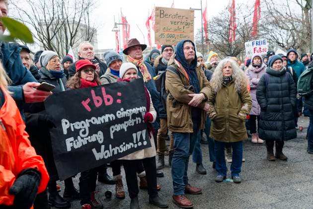 Bilder des Jahres 2023, News 01 Januar News Themen der Woche KW04 News Bilder des Tages Ganztägiger Warnstreik beim rbb 2023-01-27, Deutschland, Berlin - Ganztätiger Warnstreik beim krisengeschüttelten Rundfunk Berlin-Brandenburg rbb: Wegen ihrer Auffassung nach völlig unzureichender Honorar- und Gehaltsangebote in der laufenden Tarifrunde erhöhen die Mediengewerkschaften dju in Ver.di und Deutscher Journalisten Verband (DJV) den Druck. Hier Streikende rbb-Medienschaffende vor dem Fernsehzentrum am Haus des Rundfunks in Berlin. *** All-day warning strike at rbb 2023 01 27, Germany, Berlin All-day warning strike at crisis-ridden Rundfunk Berlin Brandenburg rbb Because of what they consider to be completely inadequate fee and salary offers in the current round of collective bargaining, the media unions dju in Ver di and De