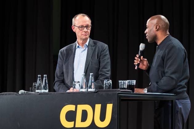 27.01.2023,Berlin,Deutschland,Friedrich Merz kommt nach Neukölln,Gemeinsam mit Bürgerinnen und Bürgern diskutiert der Bundesvorsitzende der CDU Deutschlands und der Vorsitzende der CDU CSU Fraktion im Deutschen Bundestag, Friedrich Merz, MdB. im Gemeinschaftshaus Gropiusstadt, Bat-Yam-Platz 1, Joe Chialo, Mitglied CDU Bundesvorstand, *** 27 01 2023,Berlin,Germany,Friedrich Merz comes to Neukölln,Together with citizens discuss the Federal Chairman of the CDU of Germany and the Chairman of the CDU CSU parliamentary group in the German Bundestag, Friedrich Merz, MdB in the Gemeinschaftshaus Gropiusstadt, Bat Yam Platz 1, Joe Chialo, Member CDU Federal Executive Committee,