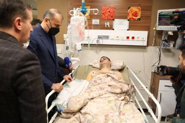 Bilder des Jahres 2023, News 01 Januar News Themen der Woche KW04 News Bilder des Tages January 28, 2023, Tehran, Tehran, Iran: Iranian Foreign Minister Hossein Amir-Abdollahian visits an Azerbaijani embassy guard who was wounded as a gunman attacked the Azerbaijani Embassy at Tajrish Shohada Hospital in northern Tehran, Iran, Jan. 27, 2023. A gunman stormed the Azerbaijan Embassy in Iran s capital Friday, killing its security chief and wounding two guards in an attack that spiked long-simmering tensions between the two neighboring countries. Concerned Iranian officials are seriously pursuing the issue and the attacker is arrested and is being interrogated. Tehran Iran - ZUMAi98_ 20230128_zih_i98_002 Copyright: xIranianxForeignxMinistryx