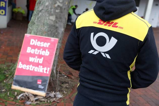 Bilder des Jahres 2023, News 01 Januar News Themen der Woche KW04 News Bilder des Tages Warnstreiks bei der Post gehen weiter DEU, Deutschland, Hamburg: Streikende Mitarbeiter der Post stehen vor einer Niederlassung der Deutschen Post AG in Hamburg-Altona. Zuvor waren bei der zweiten Tarifverhandlungsrunde für die rund 160.000 Tarifbeschäftigten der Deutschen Post AG Arbeitgeber und ver.di ohne Ergebnis auseinandergegangen. Im Tarifkonflikt mit der Deutschen Post AG ruft die Vereinte Dienstleistungsgewerkschaft (ver.di) für Freitag (27.01) und Samstag (28.01) erneut zu Warnstreiks auf. Hamburg Hamburg Deutschland *** Warning strikes at the post office continue DEU, Germany, Hamburg Striking employees of the post office stand in front of a branch of Deutsche Post AG in Hamburg Altona Previously, in the second round of collecti