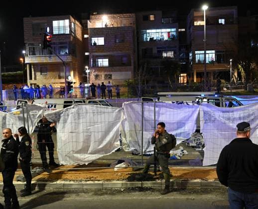 Bilder des Jahres 2023, News 01 Januar News Themen der Woche KW04 News Bilder des Tages Israeli border police patrol at the scene of a terror attack at a synagogue that killed seven and wounded three in Neve Yaakov neighborhood in Jerusalem, on Friday, January 27, 2023. Palestinian Alkam Khairi from East Jerusalem opened fire at people leaving a synagogue after Friday night prayers. He was killed by police.  JER2023012728 DEBBIExHILL