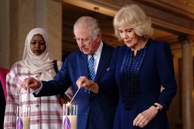 Bilder des Jahres 2023, Entertainment 01 Januar Entertainment Themen der Woche KW04 . 27 01 2023. London, United Kingdom. King Charles III and Camilla,the Queen Consort, with Amouna Adamlight, a survivor of the Darfur genocide and Holocaust survivor Dr Martin Stern, after lighting a candle to mark Holocaust Memorial Day at Buckingham Palace in London.  xPoolx xi-Imagesx IIM-24101-0004
