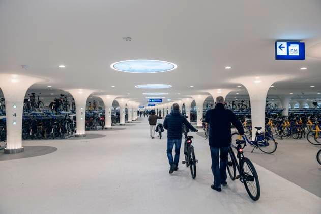 Bilder des Jahres 2023, News 01 Januar News Themen der Woche KW04 News Bilder des Tages Amsterdam The Netherlands 28th January 2023. In Amsterdam members of the public get their first chance to look at the finished product of a large infrastructure at Centraal Station, namely the new underwater bike parking. Offering space for 7000 bikes the parking is the largest in the city. A project by the Max Bögl group the new bicycle parking (fietsenstalling) has been welcomed by Amsterdammers for whom it has often been a challenge to empty spaces to park their bikes near the station.